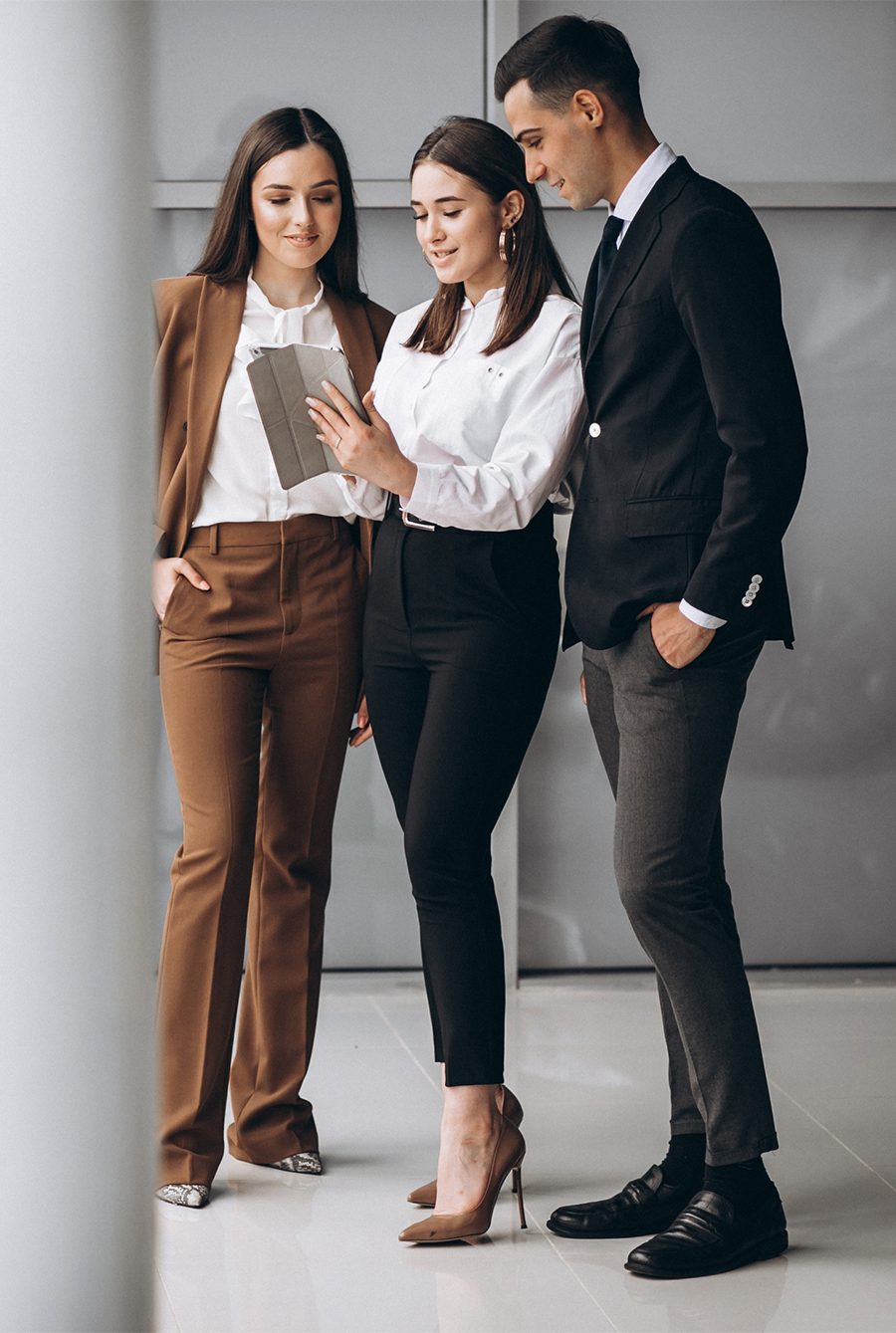 Equipe de assessores de investimentos da Azimut Knox trabalhando em São Paulo